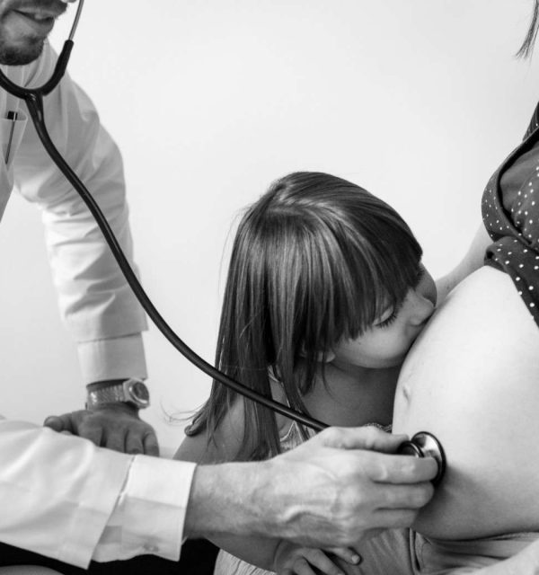 daughter-kissing-pregnant-mother-s-belly-while-having-fetal-monitoring (1)
